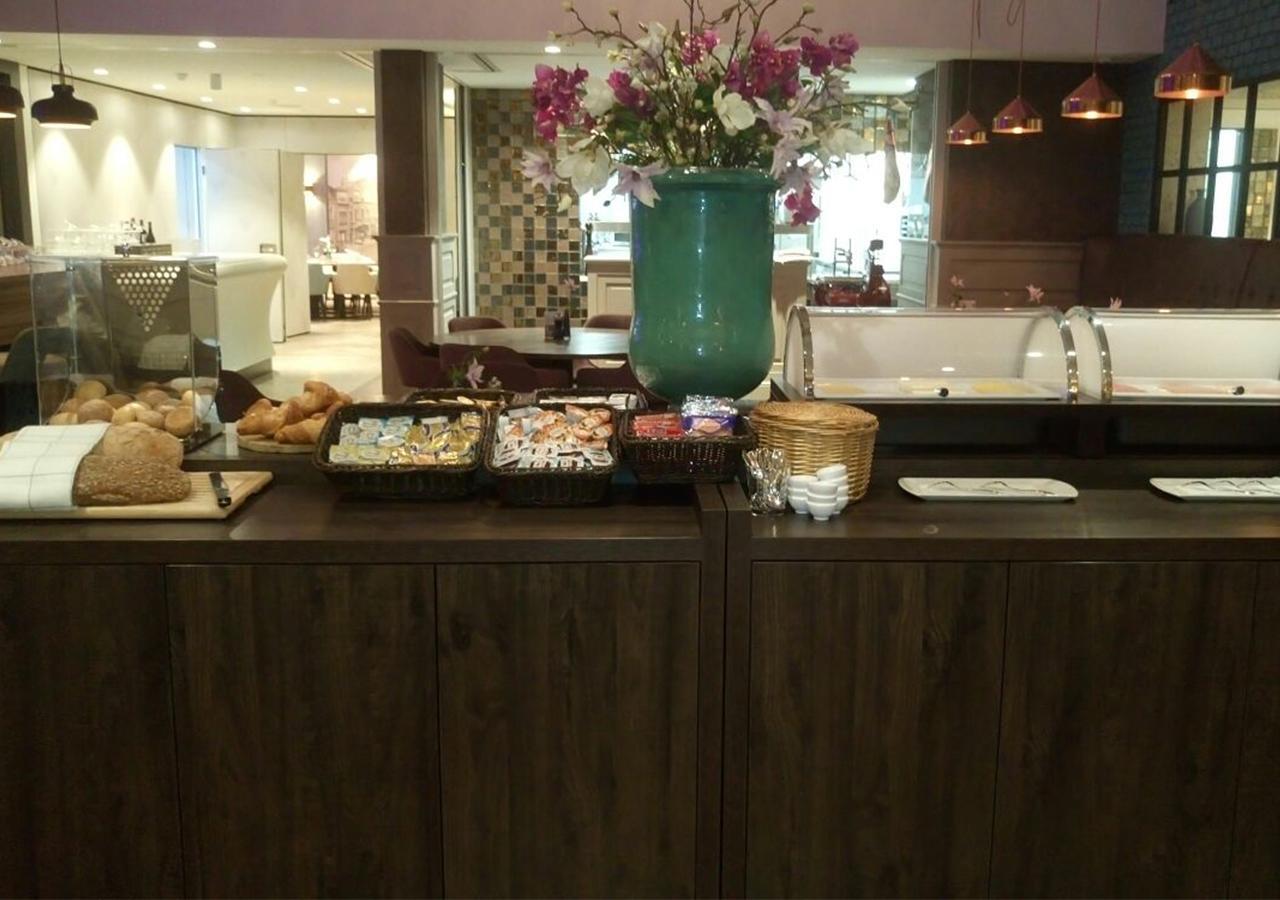Brasserie-Hotel Antje Van De Statie Weert Bagian luar foto