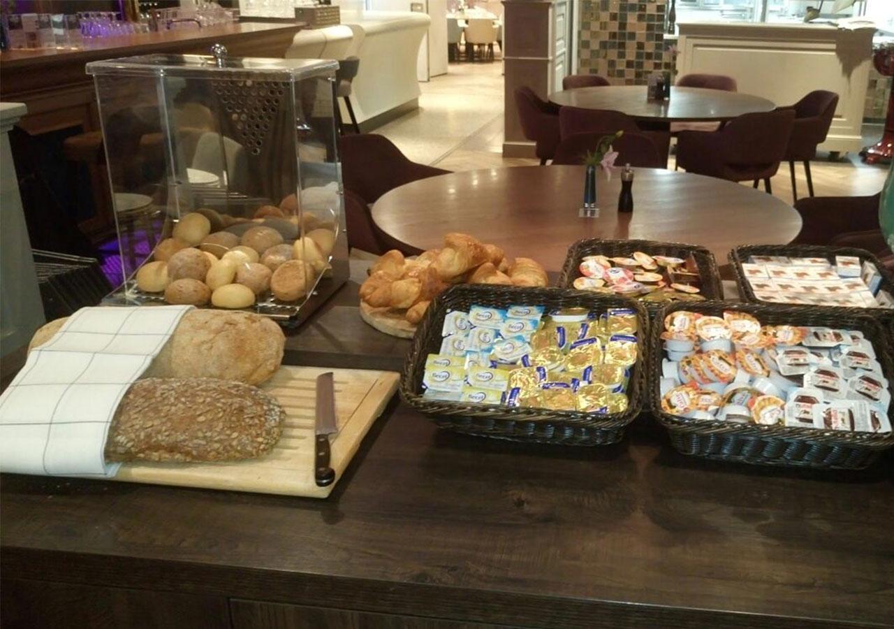 Brasserie-Hotel Antje Van De Statie Weert Bagian luar foto