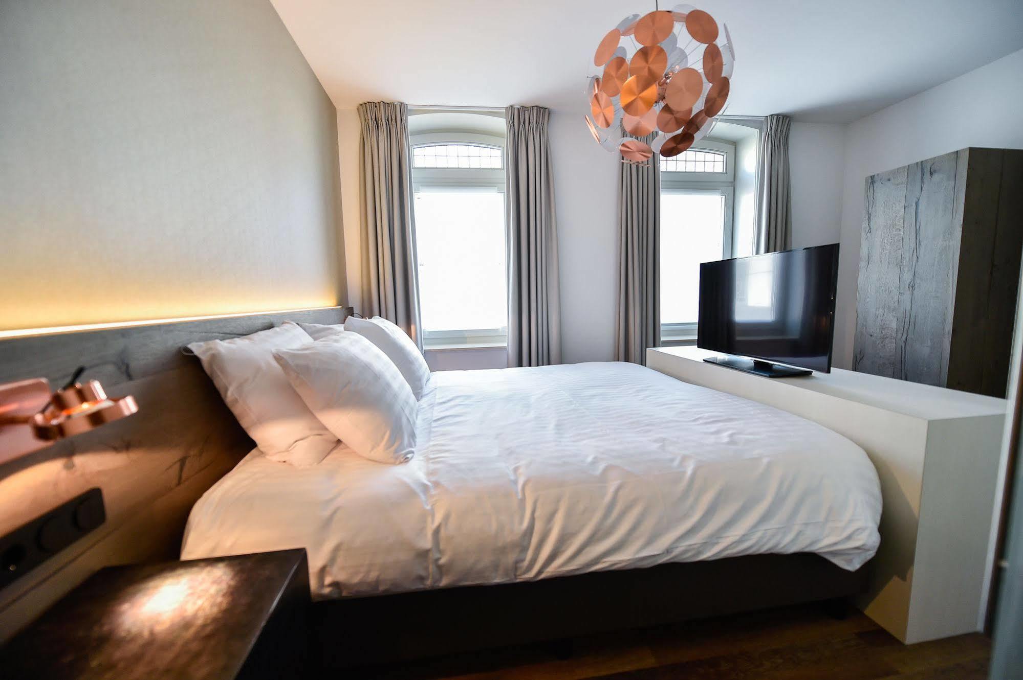 Brasserie-Hotel Antje Van De Statie Weert Bagian luar foto
