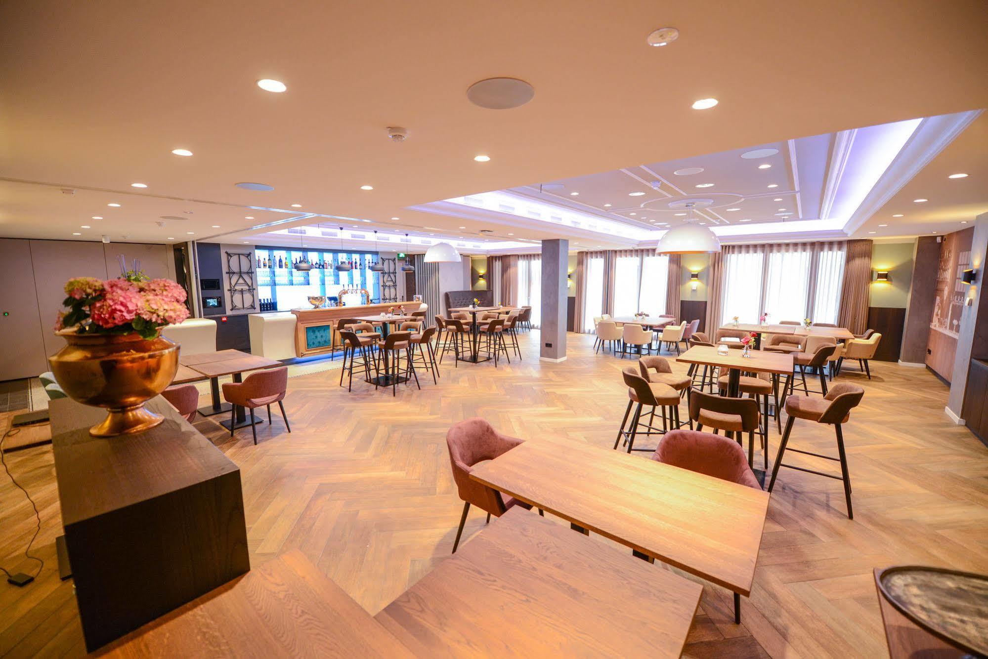 Brasserie-Hotel Antje Van De Statie Weert Bagian luar foto