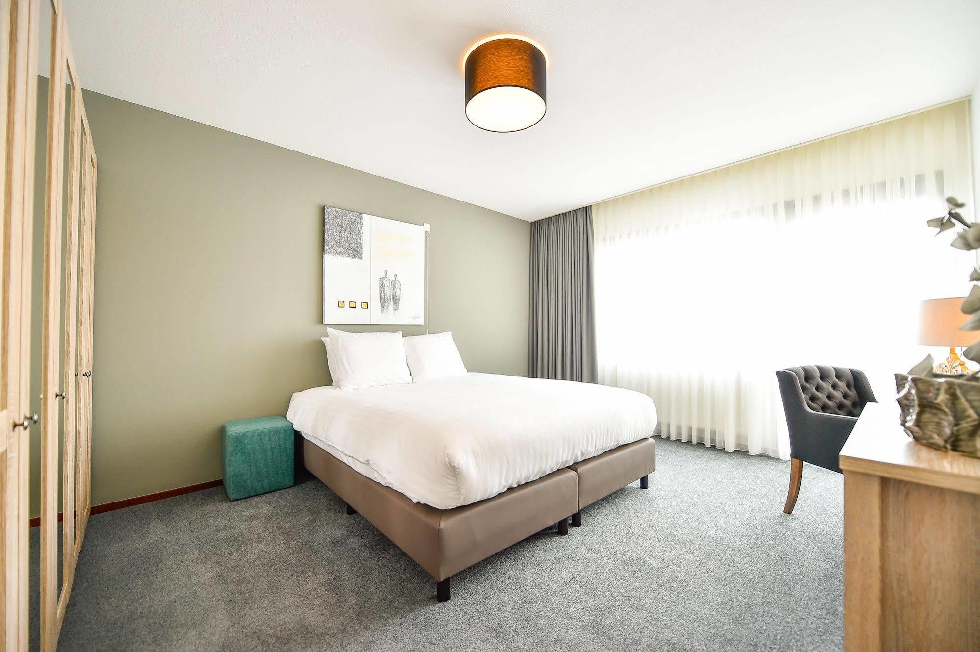 Brasserie-Hotel Antje Van De Statie Weert Bagian luar foto
